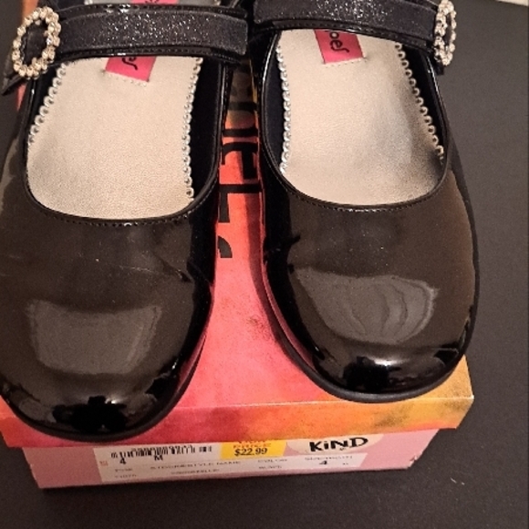 Kids Black Shoes GUC with a few flaws shown in pics - Picture 2 of 7
